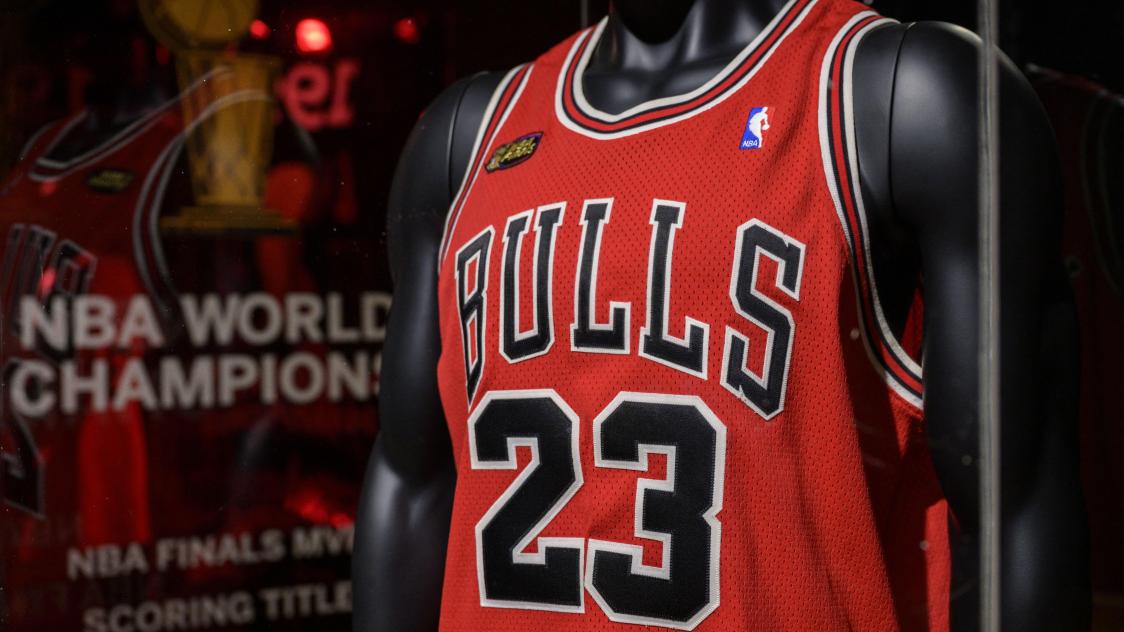 Un maillot du basketteur Michael Jordan vendu aux ench res pour